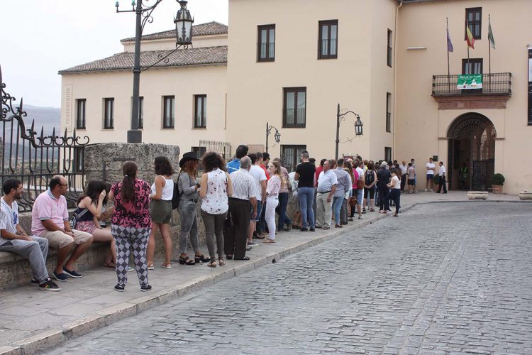 Colas para participar como extras en la película alemana Ostwind que se rodará en Ronda