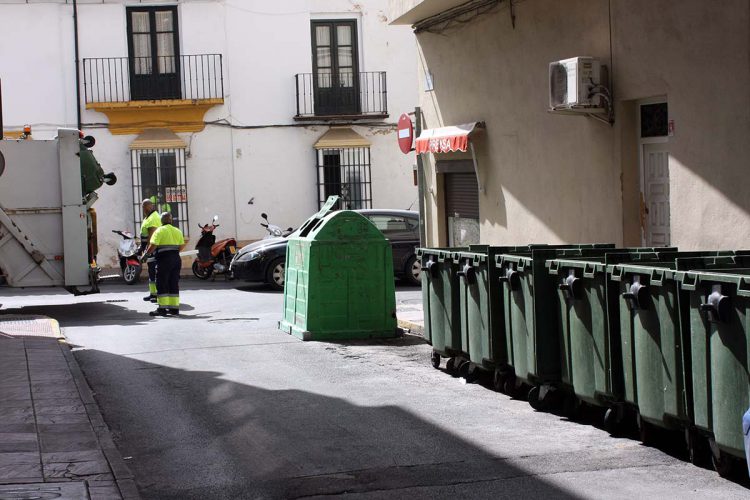 Vecinos de las calles Mariano Soubirón y El Niño reclaman la retirada de los contenedores ante la aparición de ratas