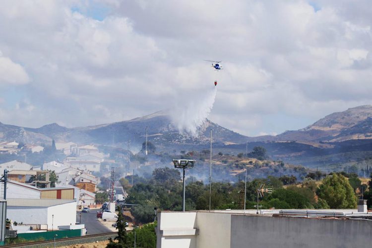 Un incendio calcina dos hectáreas y penetra en dos patios de viviendas de la Cañada Real