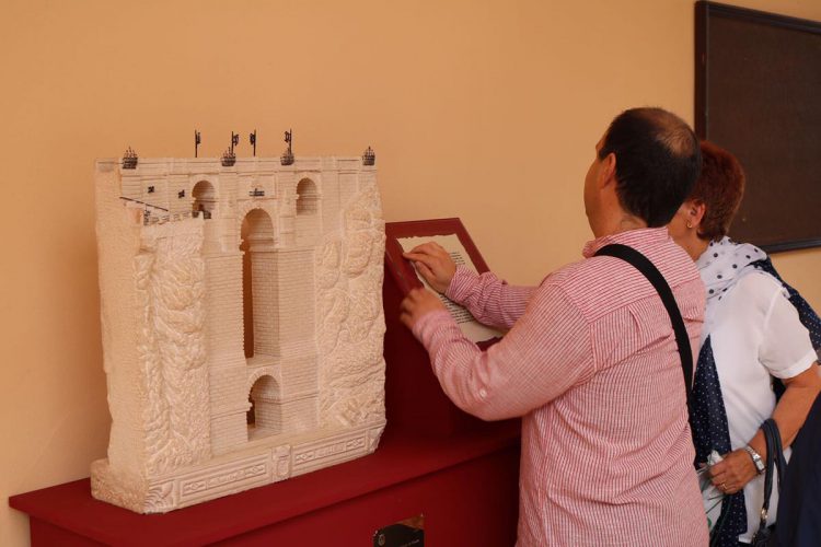 Siete miniaturas en piedra de monumentos de Ronda se suman al equipamiento turístico de Santo Domingo