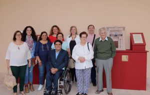 La alcaldesa y la edil de Turismo junto a los familiares de Cristóbal Ruiz.