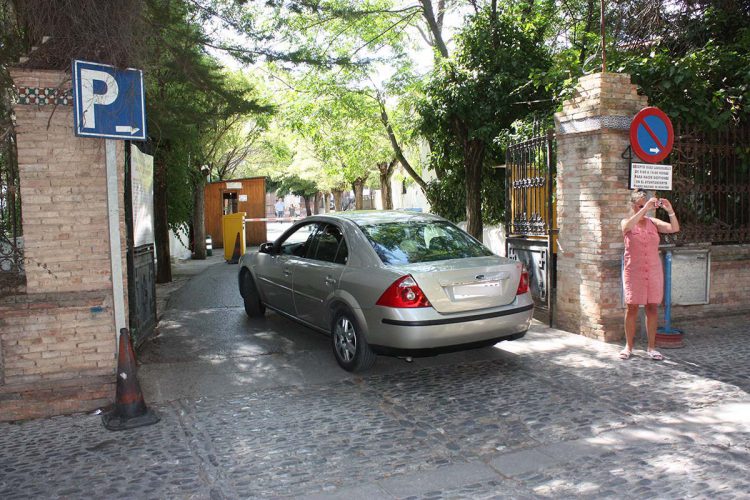 El Ayuntamiento cobra 2,20 euros a los rondeños que usan el parking de El Castillo para ir a misa