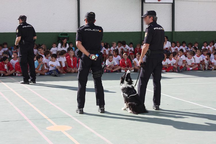 La Policía Nacional explica su trabajo a los más pequeños del colegio Juan de la Rosa