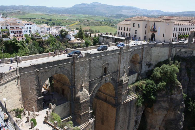 El Ayuntamiento pretende reducir en un 80% el número de vehículos que a diario atraviesan el Puente Nuevo