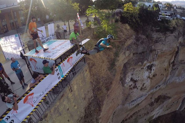 Emoción, altura y espectáculo en el Campeonato Internacional de Salto Base que se celebra en el Tajo