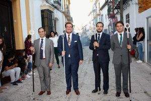 Miembros de la Junta de Gobierno en el desfile procesional.