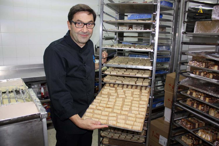 La tradición se mantiene en Confitería Daver con sus sabrosos huesos de santo y buñuelos del día de Todos los Santos