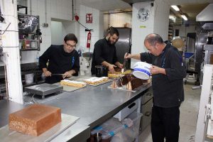 Un total de 19 personas trabajan cada día para hacerle la vida más dulce a los rondeños.