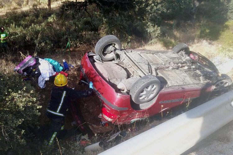 Un rescate en el pico Torrecilla, un incendio en Ronda y un coche volcado en la carretera, es el balance que deja el fin de semana