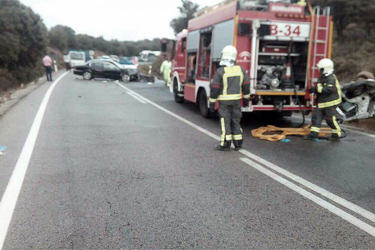Dos heridos graves y otros dos leves al colisionar dos vehículos en la carretera Ronda-Cuevas del Becerro