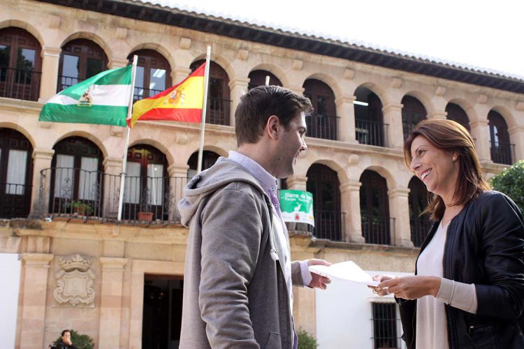 El PP presenta una iniciativa popular, refrendada por 700 firmas de ciudadanos, para que vuelva a ondear la bandera de España que retiró el Tripartito