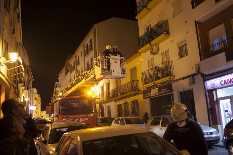 Las fuertes rachas de viento provocan el desprendimiento de baldosas de un edificio del centro