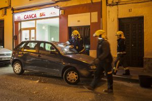 Un coche sufrió daños por el impacto de las baldosas.