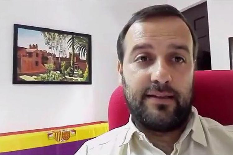 Mientras retiran el mástil de la enseña de España, Carreño muestra un vídeo con una bandera no constitucional en el Ayuntamiento