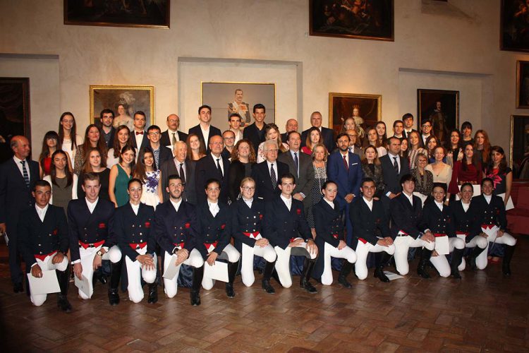 Premios y becas de la Real Maestranza de Caballería a alumnos destacados; cita con la cultura y la educación
