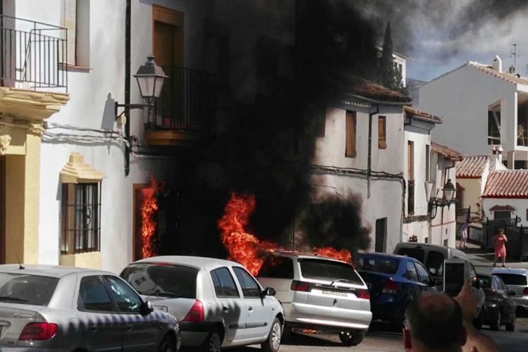 Un coche sale ardiendo mientras circulaba por el centro de Ronda