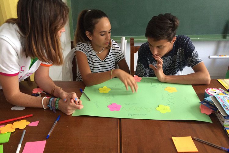 Jóvenes de Genalguacil aprenden técnicas de fotografía digital y rutas urbanas