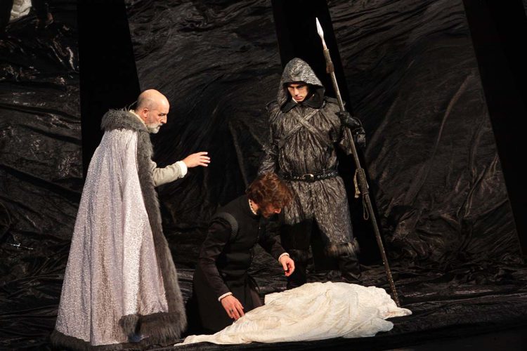 La ambición, el poder y los miedos llegan al Teatro Vicente Espinel con ‘Hamlet’, de Shakespeare