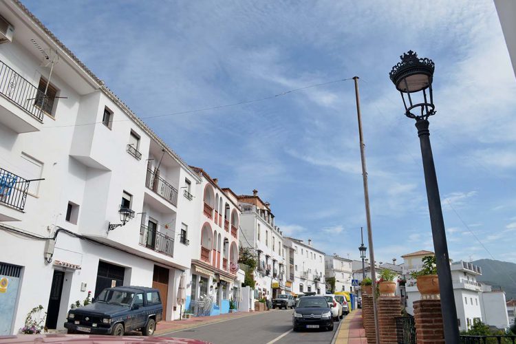 Encuentran el cadáver calcinado de un hombre en la cuneta de la carretera que comunica Jubrique con Estepona