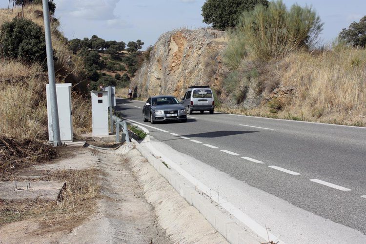 Denuncian a un conductor por circular por la carretera Ronda-San Pedro con las placas de la matrícula ocultas