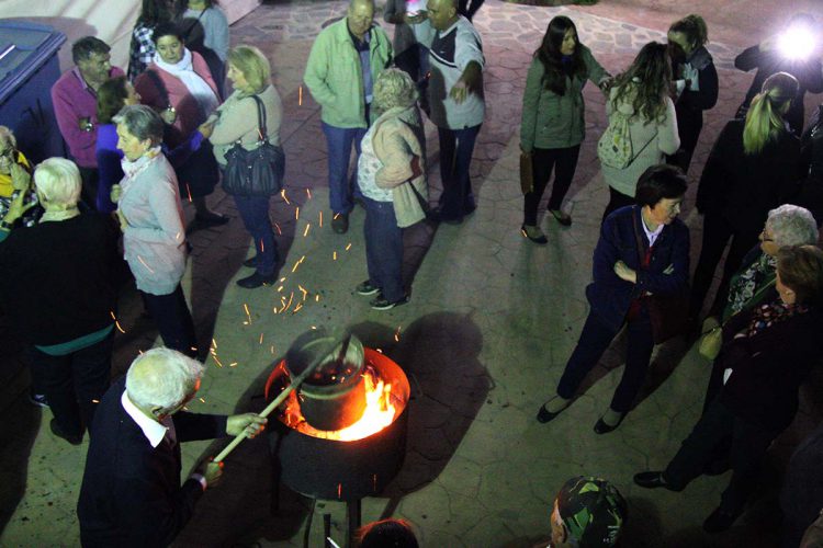 Alpandeire vivió con gran ambiente su Tostón de los Santos