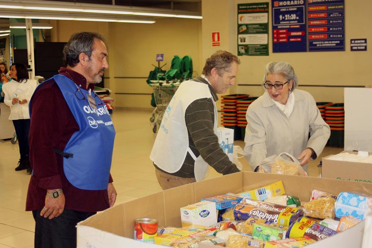 Los rondeños responden a la llamada de Bancosol en el primer día de la Gran Recogida de Alimentos