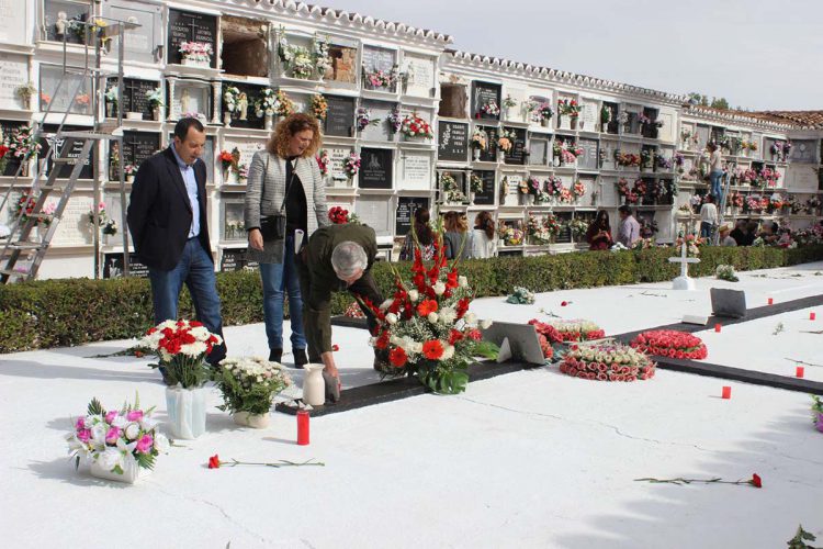 La Asociación de la Memoria Histórica ofrece un homenaje en el Cementerio a las víctimas de la Guerra Civil