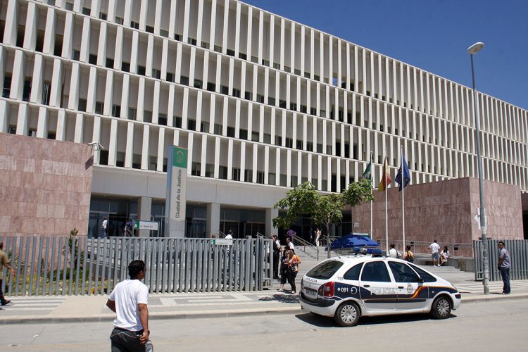 Condenan a una multa de 2.200 euros a un hombre que le dio una patada a un policía nacional de Ronda y arrancó una puerta del coche patrulla