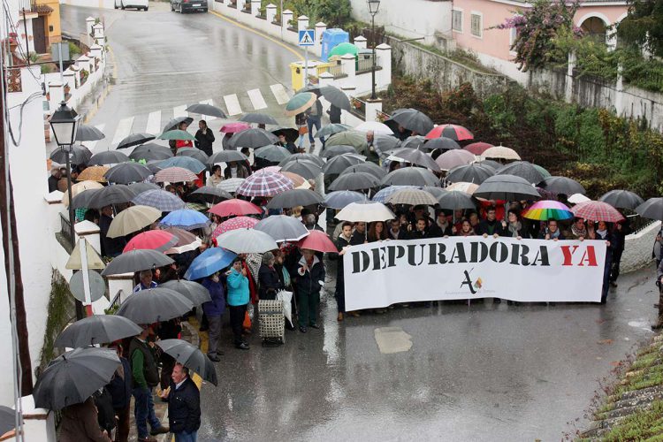 Cerca de 200 vecinos de Arriate cortan la travesía del pueblo para exigir una estación depuradora de aguas residuales