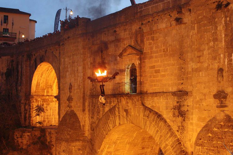 El especialista en magia extrema Víctor Cerro desafía al Tajo de Ronda y logra su reto