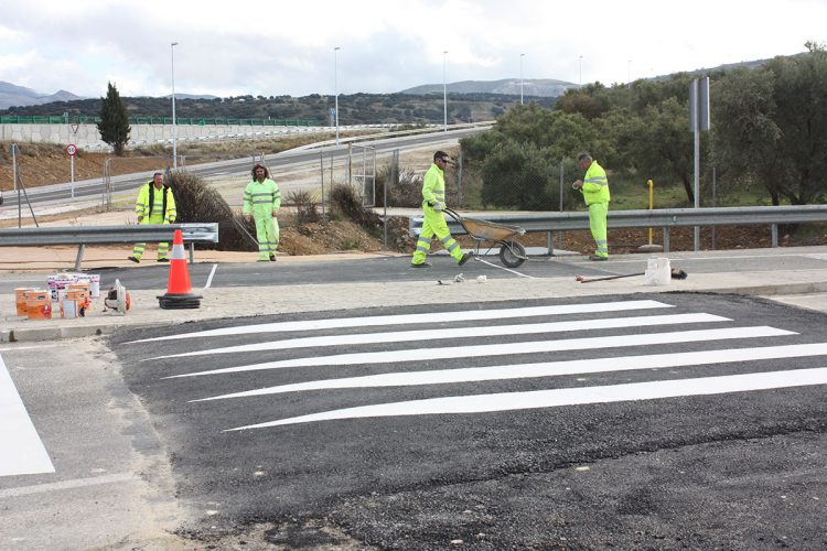 La Junta coloca un paso de cebra provisional para llegar al hospital ante la ausencia de un acceso peatonal