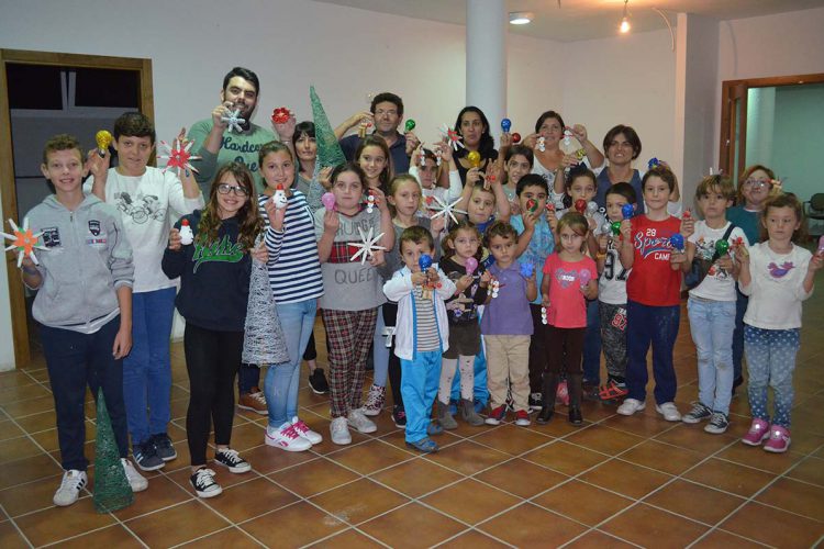 Niños de Jubrique preparan la Navidad realizando adornos para estas fiestas