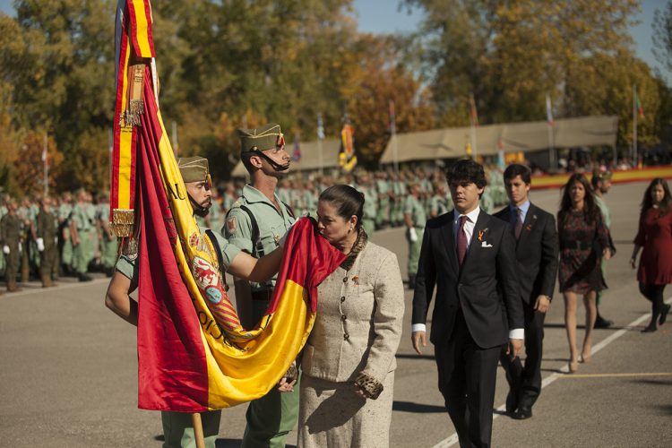 Cerca de mil civiles juran bandera en el acuartelamiento de la Legión de Ronda