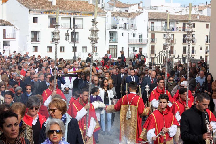 Cientos de Rondeños participan en el Vía Crucis de la Misericordia para cerrar el año del Jubileo