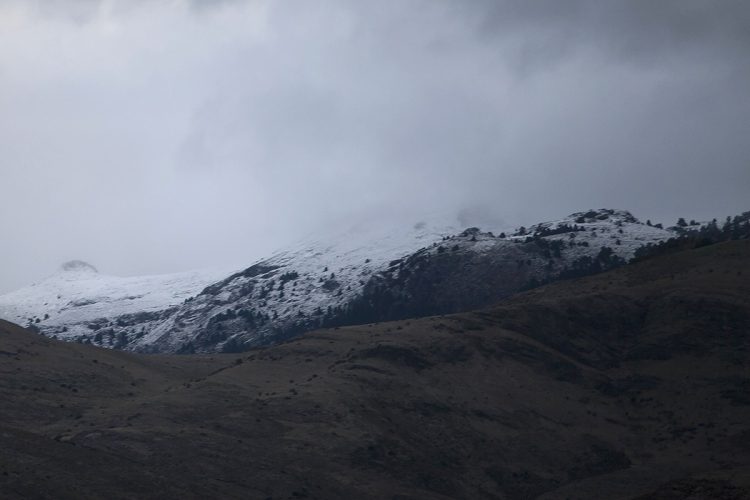 La primera nevada de la temporada cubre de blanco los picos más altos de la Sierra de las Nieves