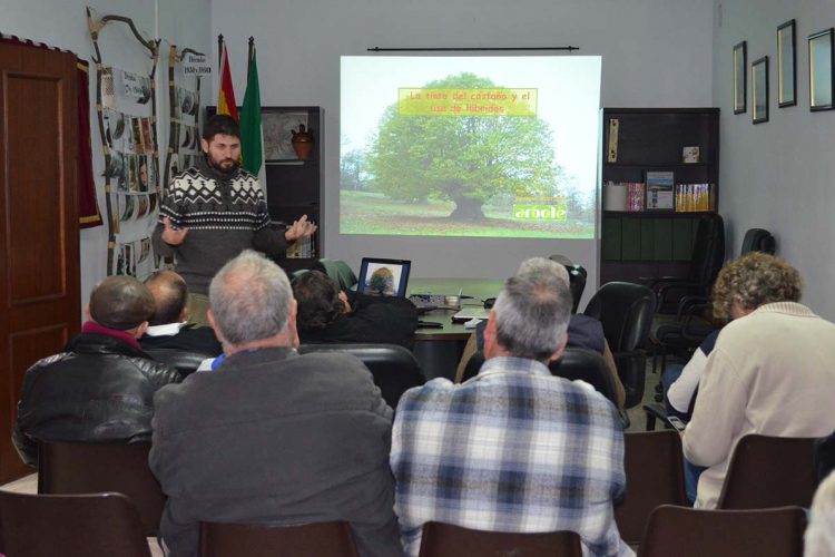 Productores y técnicos analizan en Cartajima las plagas que amenazan a los castaños del Genal