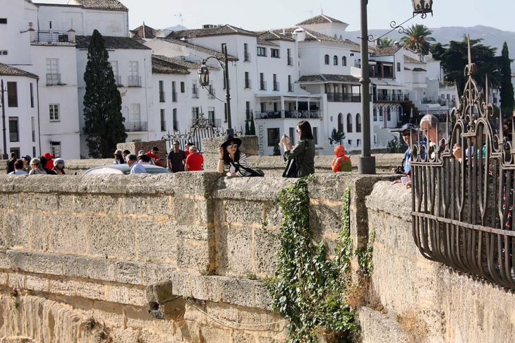 Varias personas, entre ellas un policía local de Igualeja y el alcalde de Benarrabá, evitan que una joven salte al vacío en el Tajo de Ronda