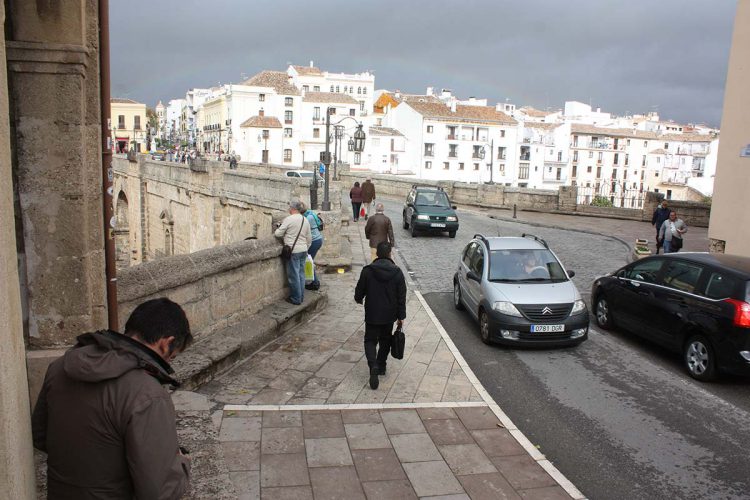 Partido Popular, Alianza por Ronda, Ciudadanos y Podemos se suman a la manifestación contraria al corte del Puente Nuevo