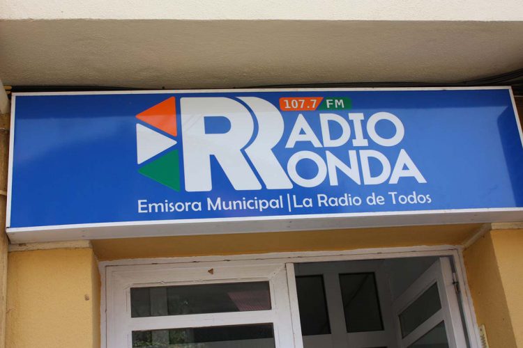Carreño cede de forma gratuita parte del horario de programación de Radio Ronda a una empresa privada