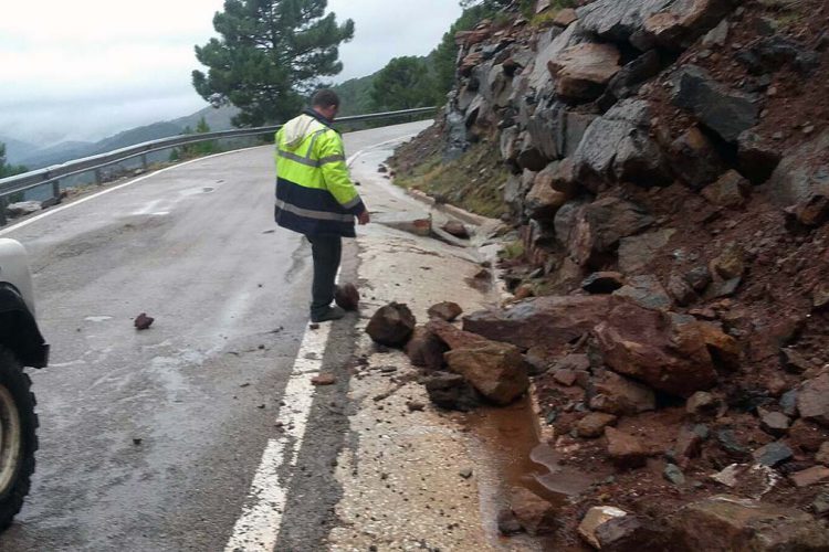 La Diputación actúa en ocho carreteras de la Serranía para reparar los daños causados por el temporal de lluvia