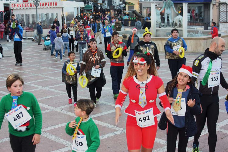 Cerca de 300 rondeños y rondeñas dan la bienvenida a 2017 con la tradicional ‘Carrera de San Corbata’