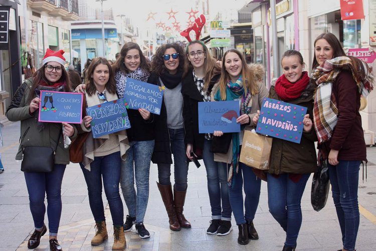 Estudiantes de Integración Social regalan abrazos en la calle de La Bola para compartir el calor de la Navidad