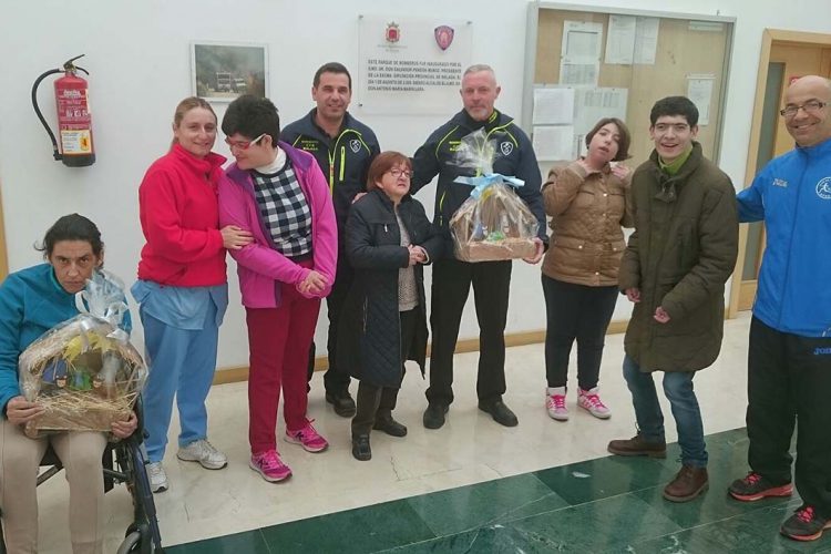 Miembros de Asprodisis regalan a los bomberos de Ronda un Belén hecho por ellos mismos