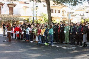 Autoridades y escolares en el acto oficial.