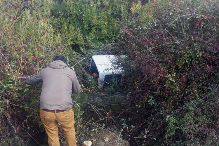 Dan de alta a los dos jóvenes rescatados tras ser arrastrado su todoterreno por la fuerte corriente de un arroyo