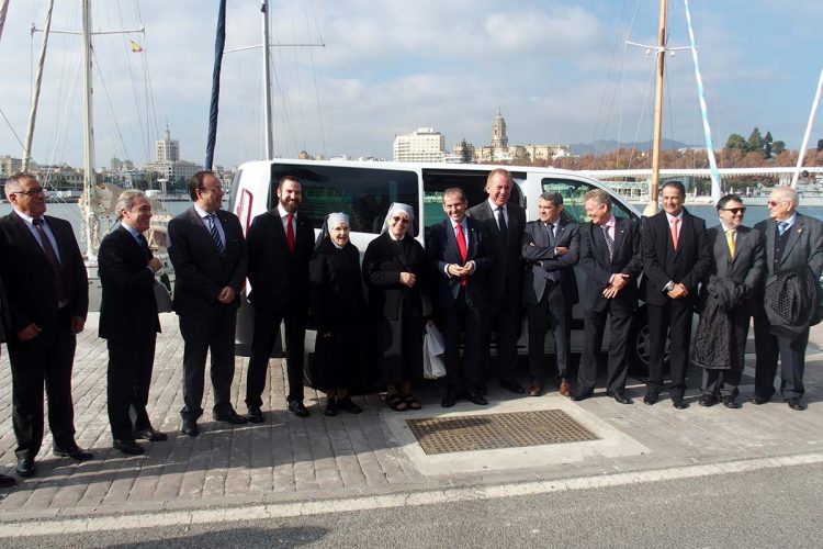 Catorce colegios profesionales de Málaga entregan a las Hermanitas de los Pobres una nueva furgoneta