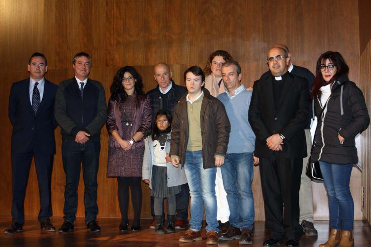 Seis estudiantes con minusvalías reciben las becas de la Fundación Clara Eugenia Ropero