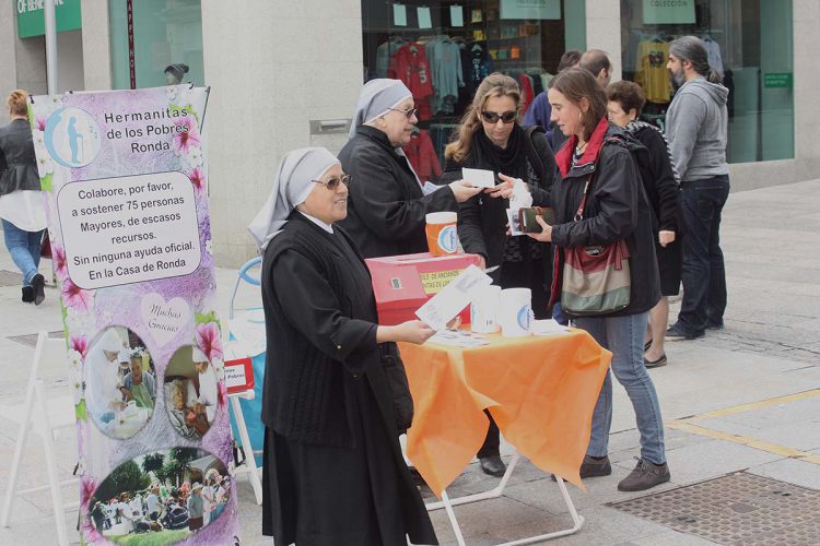 Las Hermanitas de los Pobres salen a la calle para poder llenar la caldera de la Residencia de Ancianos