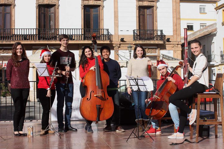Estudiantes del Conservatorio Manuel Carra traen la Navidad a las calles de Ronda