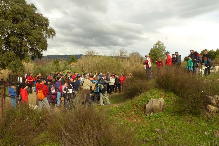 Unas 80 personas reivindican con una marcha la apertura de los caminos de El Duende